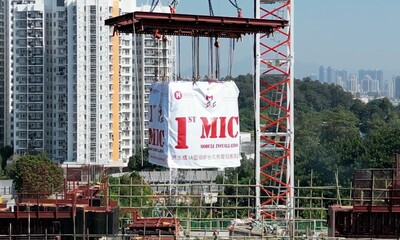 The HKHS Subsidised Sale Flats project at the Dedicated Rehousing Estate of Hung Shui Kiu / Ha Tsuen New Development Area Phase IA is making good progress with the first MiC module hoisted into place in December 2022.